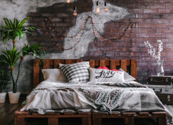 Rak dinding kreatif dari palet kayu bekas